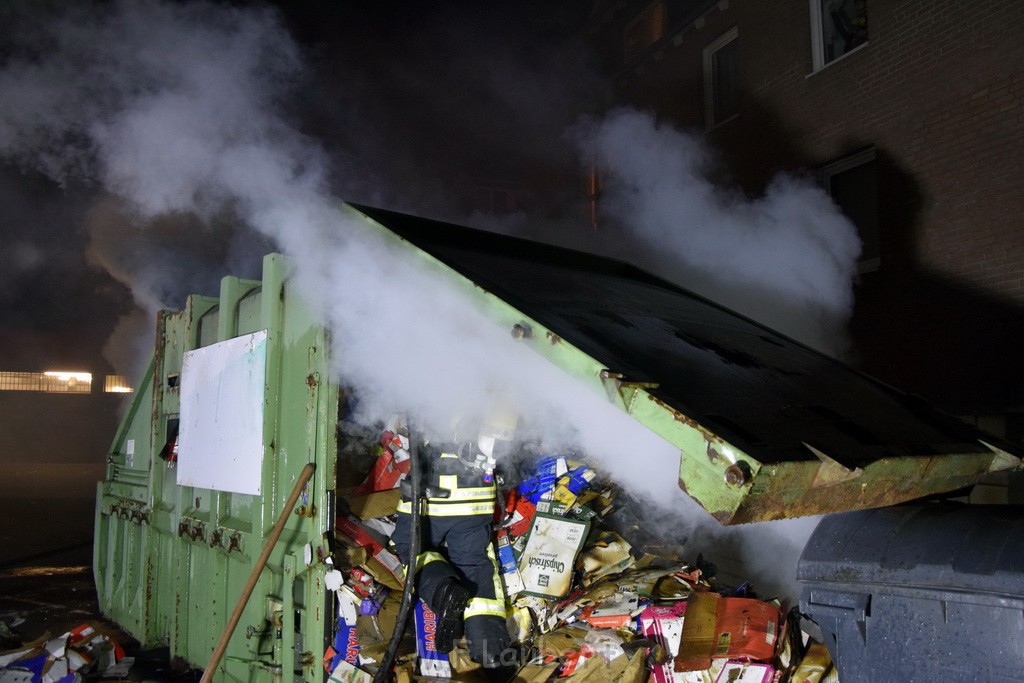 Feuer Papp Presscontainer Koeln Hoehenberg Bochumerstr P340.JPG - Miklos Laubert